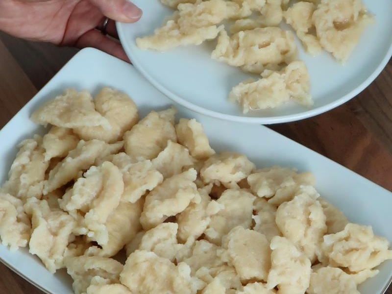 Tylko 4 składniki i 10 minut! Puszyste kluski kładzione, które zawsze wychodzą