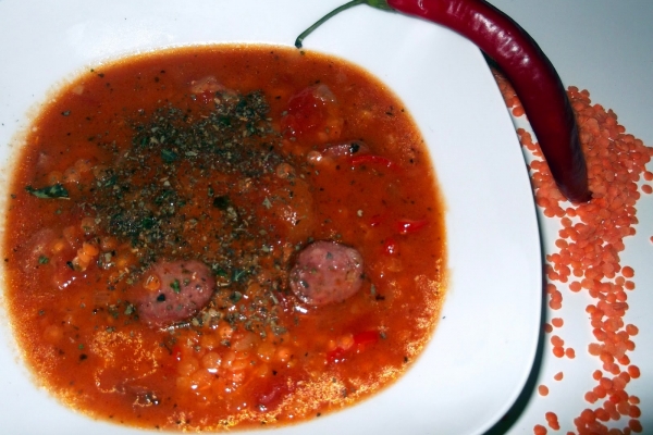 Zupa z czerwoną soczewicą i pikantną kiełbasą - mocno rozgrzewająca
