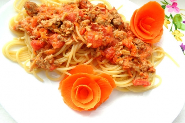 SPAGHETTI Z MIĘSEM, PIECZARKAMI I MARCHEWKĄ W SOSIE POMIDOROWYM Z DODATKIEM MASCARPONE