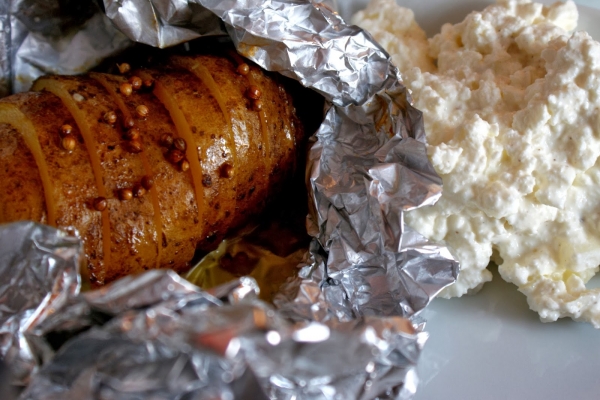 Maślane ziemniaki zapiekane z kolendrą i podawane z cebulowym twarożkiem
