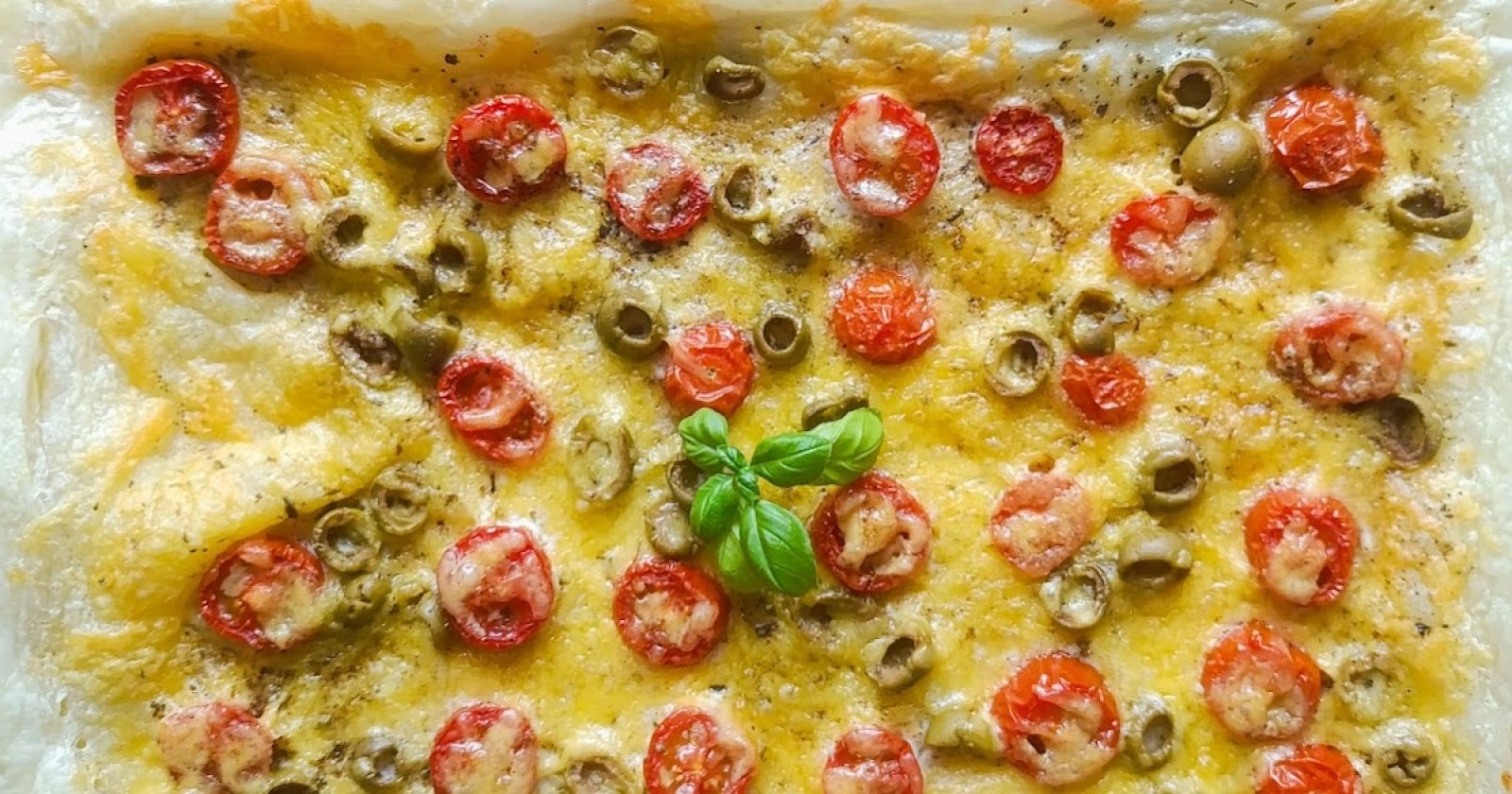 Pizza z ciasta francuskiego