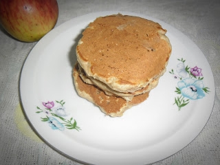 Cynamonowe pancakes z jabłkami