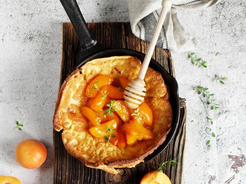 Dutch baby z karmelizowanymi morelami