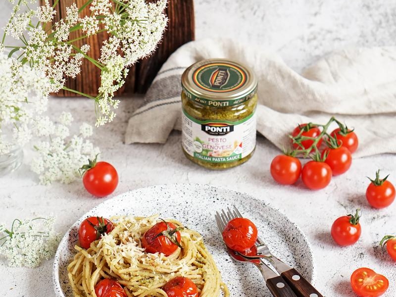 Ekspresowy makaron z pesto i pomidorkami