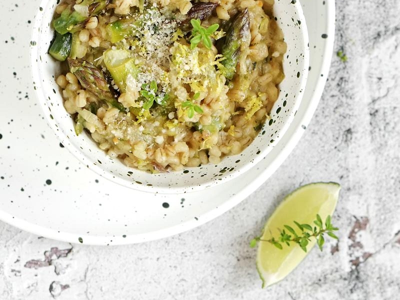 Wiosenne pęczotto z zielonymi szparagami i cukinią