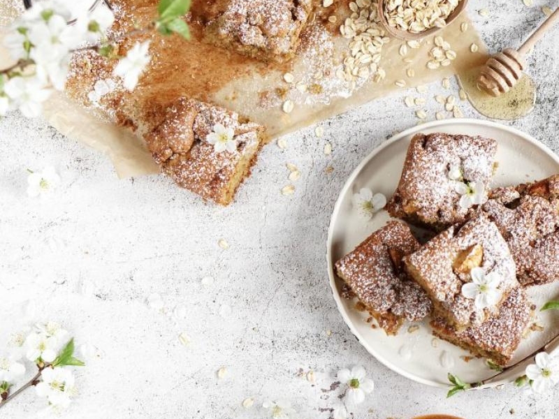 Owsiane ciasto z jabłkami i orzechową kuszoną FIT