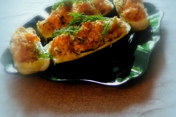 łódeczki z cukinii z lekko cytrynowym łososiem i kaszą Quinoa