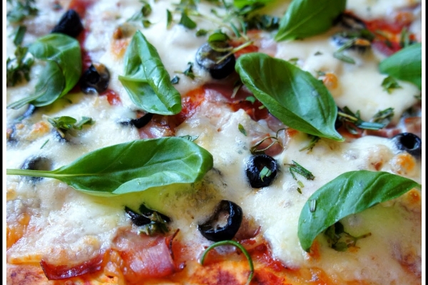 Pizza z szynką parmeńską, mozzarellą i gorgonzolą