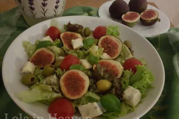 Sałatka z figami i gorgonzolą w sosie sojowym