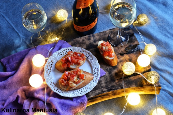 Bruschetta z pomidorami i serem w towarzystwie Prosecco