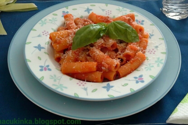 Makaron z sosem pomidorowym, mielonym mięsem i marchewką  - pasta rigatoni con la salsa bolognese