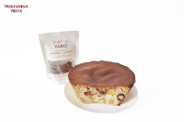 Ciasto dyniowo-bananowe z kaki, orzechami laskowymi karmelowo-kawowymi od YARO
