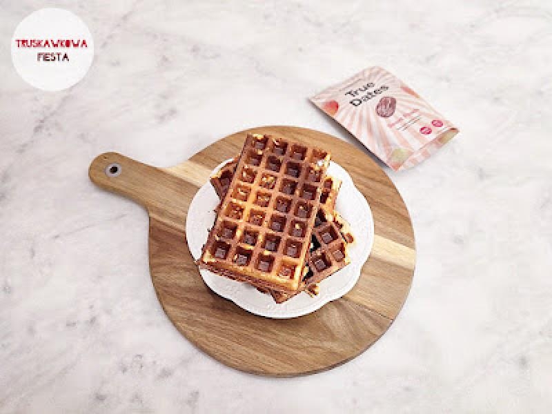 Gofry kokosowo-migdałowe z  twarogiem, bananem i daktylami sweet peach