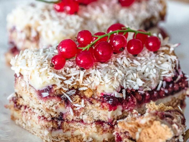 Ciasto z budyniem i porzeczkami bez pieczenia