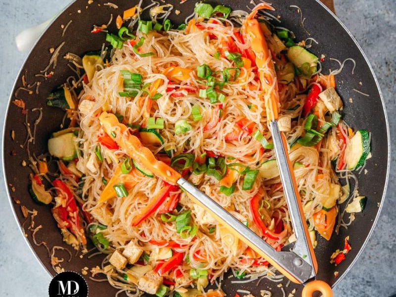 Stir fry – Makaron z papryką, marchewką i tofu