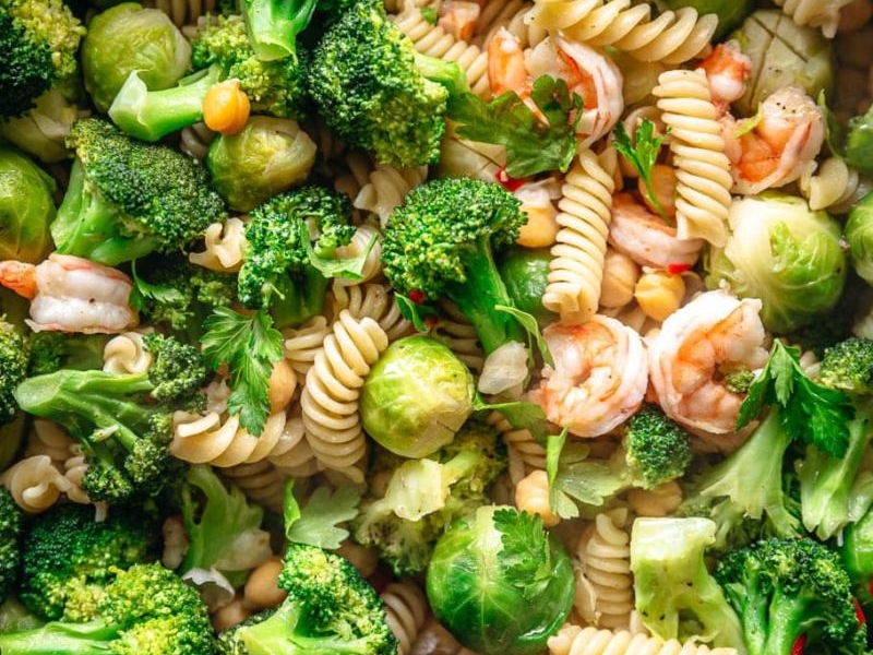 Makaron z brokułem, brukselką, krewetkami i ciecierzycą