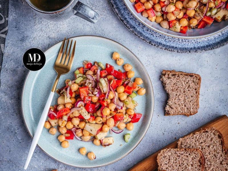 Sałatka z ciecierzycą, papryką i selerem naciowym