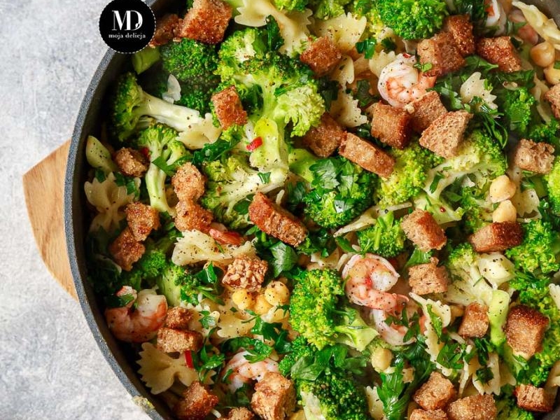 Makaron z krewetkami, brokułem i ciecierzycą