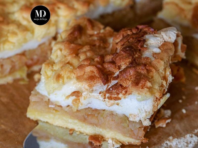 Szarlotka z bezą z dodatkiem pigwy