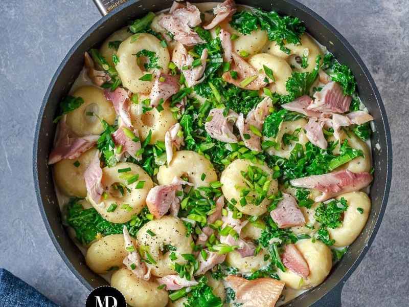 Kluski śląskie z wędzonym pstrągiem i jarmużem