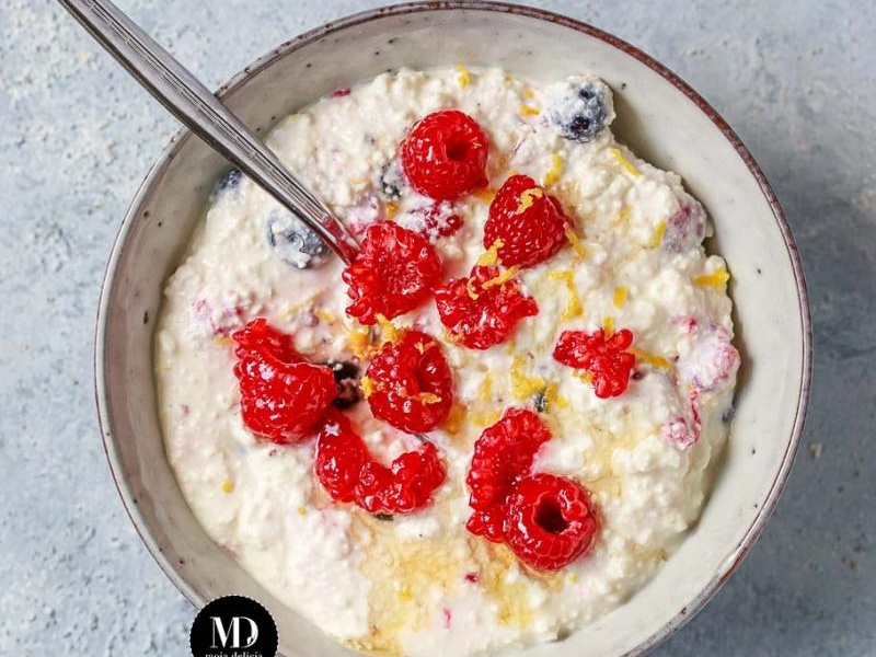 Twarożek z miodem i owocami do makaronu – bez cukru