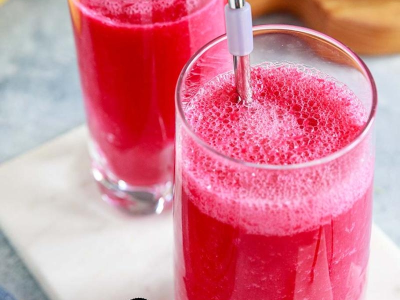 Koktajl z ananasem, bananem, burakiem i limonką – bez cukru i nabiału