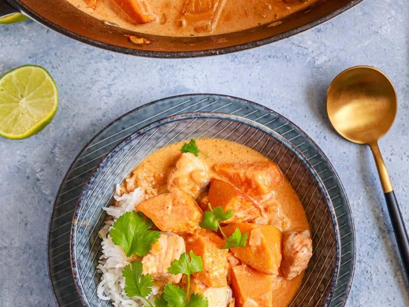 Curry z dynią i łososiem