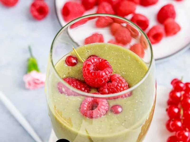 Zielony koktajl z jarmużem, ogórkiem, marchewką, bananem, winogronami, malinami i porzeczkami