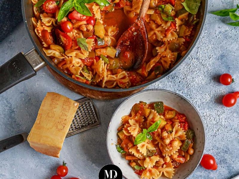 Wegetariański gulasz z makaronem