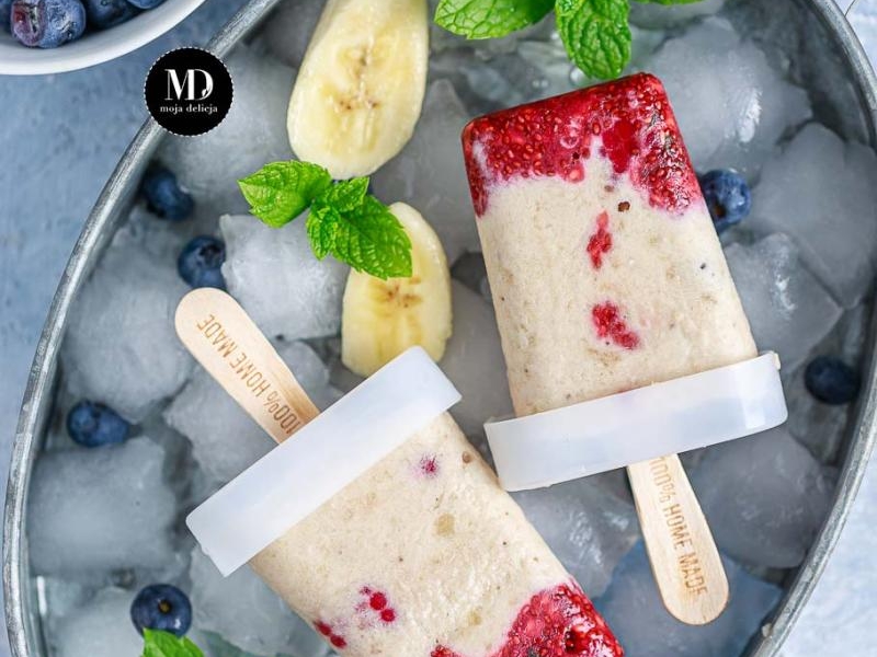 Lody bananowe z malinami – domowe lody z szybkiem dżemem z malinami, chia, tymiankiem – bez cukru