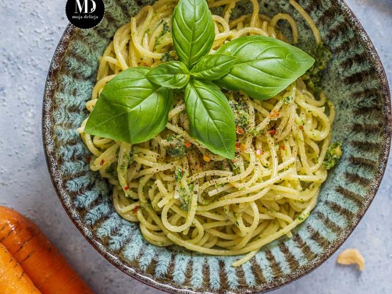 Makaron spaghetti z pesto z natki marchewki