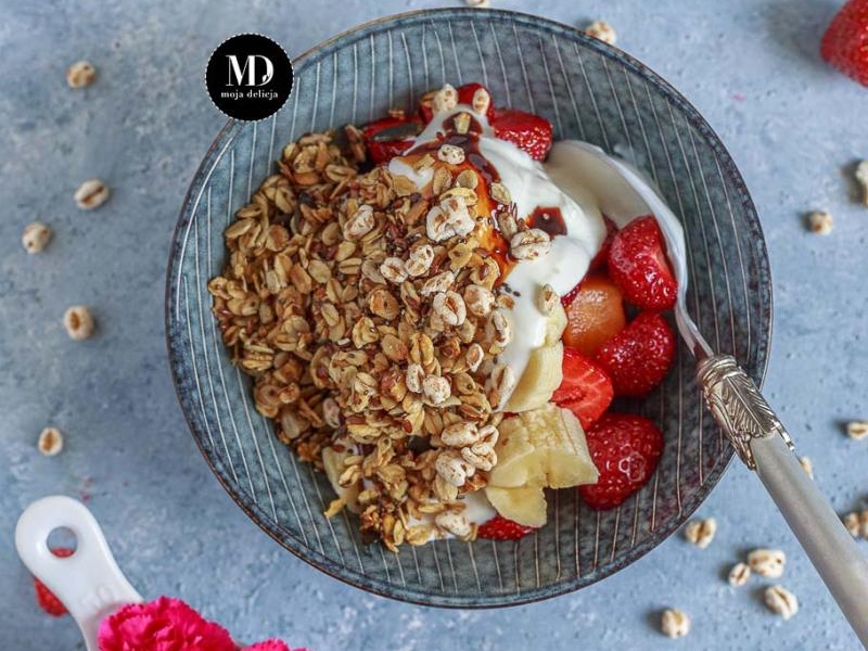 Fit śniadanie, czyli jogurt z owocami i domową granolą