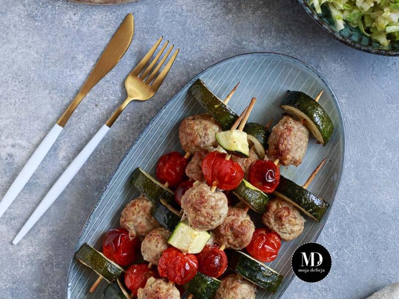 Szaszłyki z pulpetami z indyka, cukinią i pomidorkami