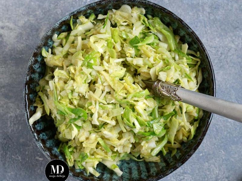 Surówka z młodej kapusty i jabłka