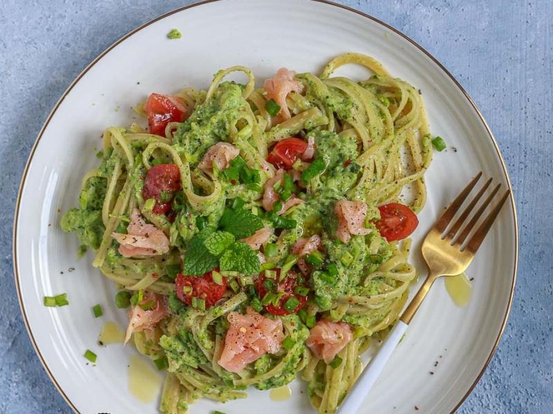 Makaron z sosem z brokułu i zielonego groszku