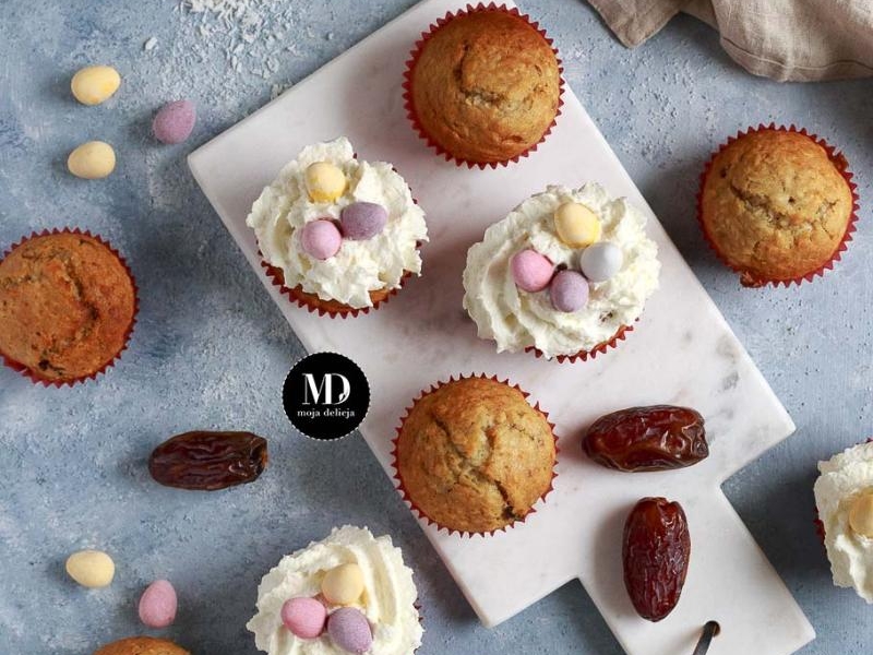 Wielkanocne muffiny bananowe z kokosem i daktylami