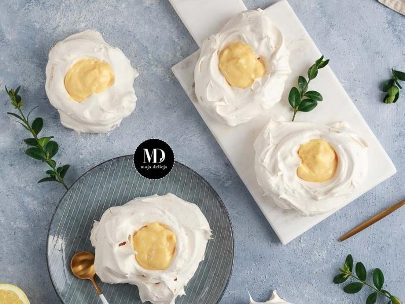 Mini bezy z Lemon Curd (Mini pavlova, wielkanocne gniazdka z kremem cytrynowym)