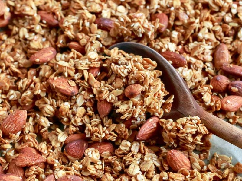 Granola migdałowa z sezamem