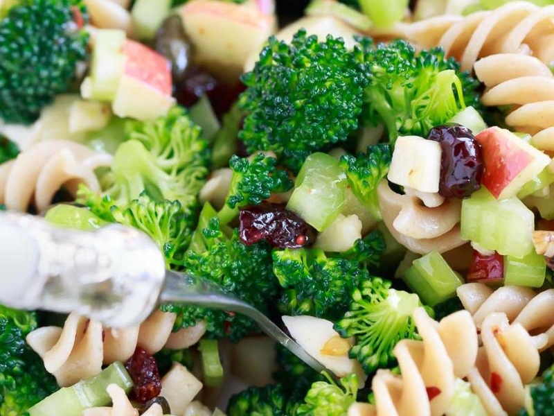 Sałatka z selera naciowego, surowego brokuła i jabłka, czyli Sałatka Piękności