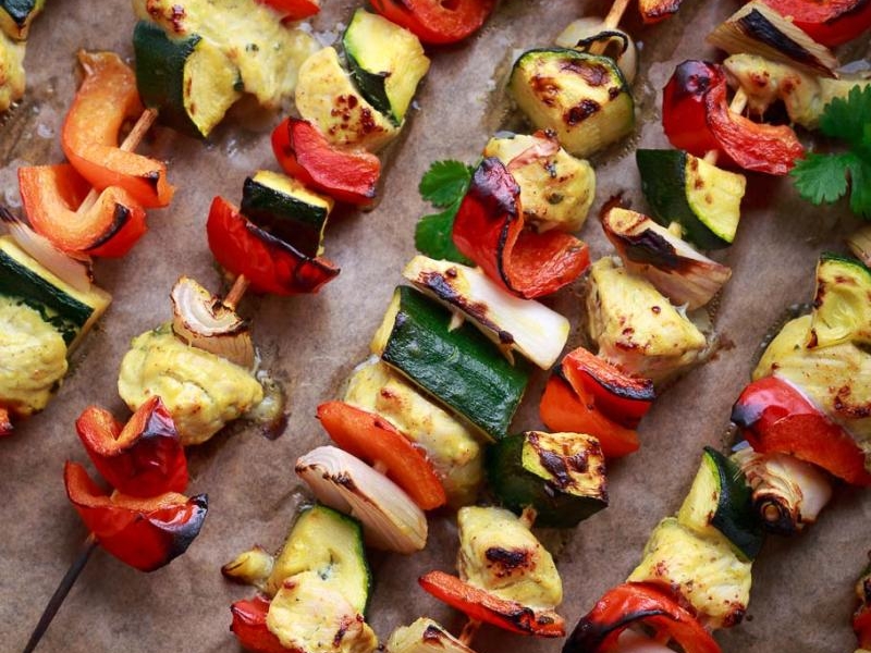 Tajskie szaszłyki z indyka z warzywami, pieczone w piekarniku lub na grillu