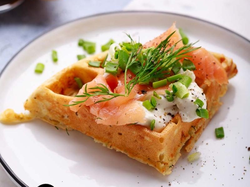 Gofry wytrawne z łososiem wędzonym i bitą śmietaną z chrzanem