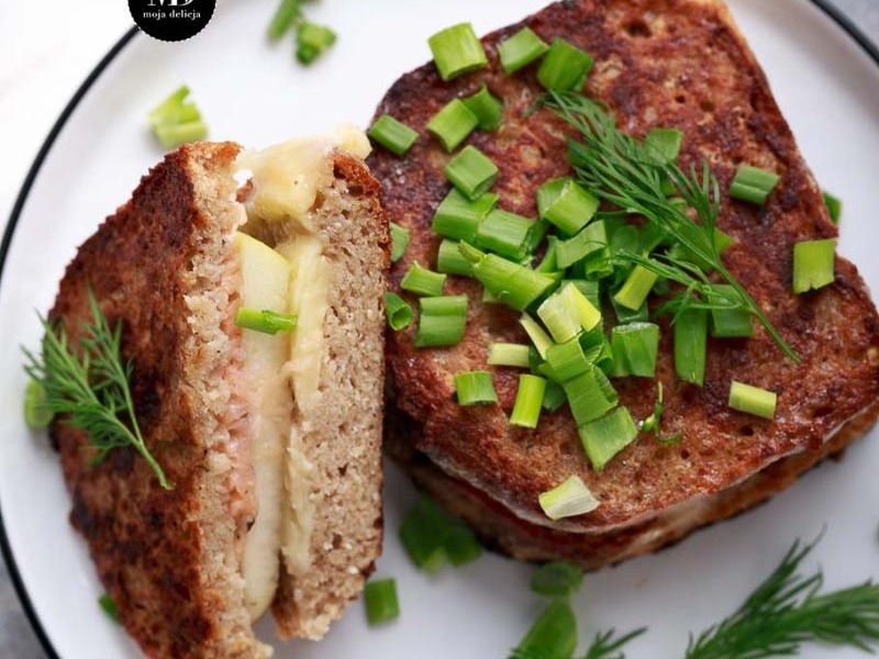 Grzanki z łososiem wędzonym, jabłkiem i serem cheddar