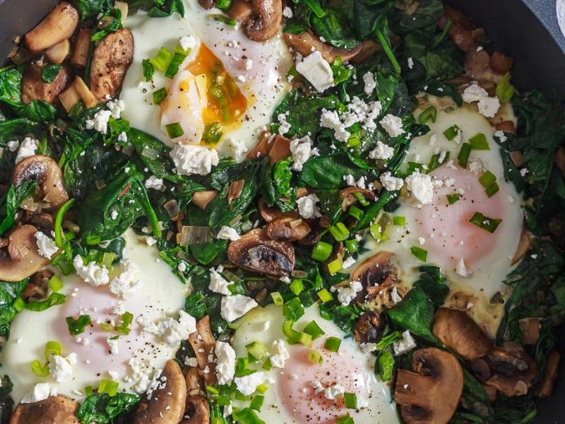 Jajka z pieczarkami i szpinakiem