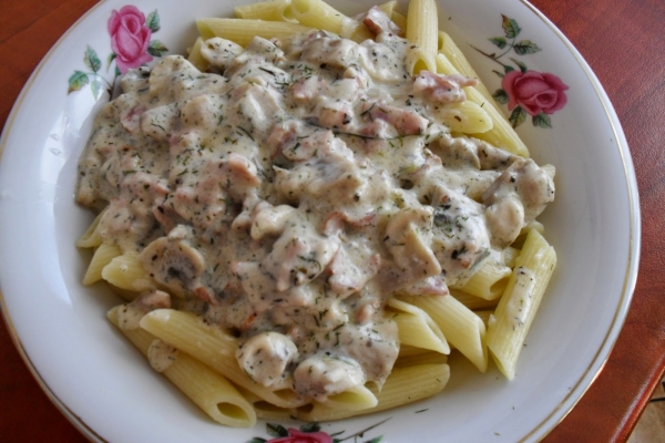 makaron w sosie śmietanowym z pieczarkami i wędliną