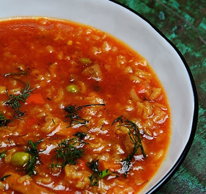 Pomidorowa zupa z kurczakiem i ryżem