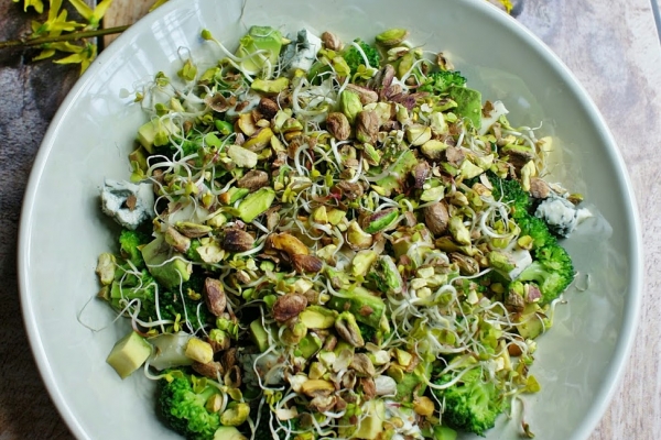 Sałatka z brokułami, awokado i pistacjami 