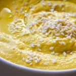 Hummus z mango i curry
