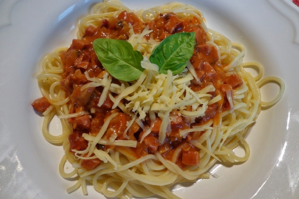 Makaron w sosie pomidorowym z kiełbasą – na smaczny szybki obiad