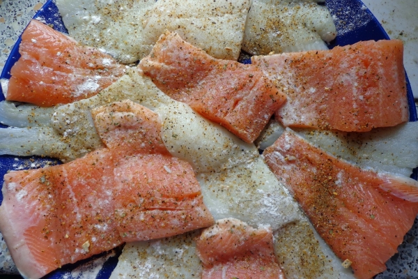 Smażony mix rybny z sosem dyniowo – musztardowym