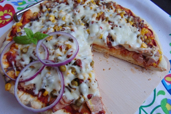 Domowa pizza z wędliną i kukurydzą.